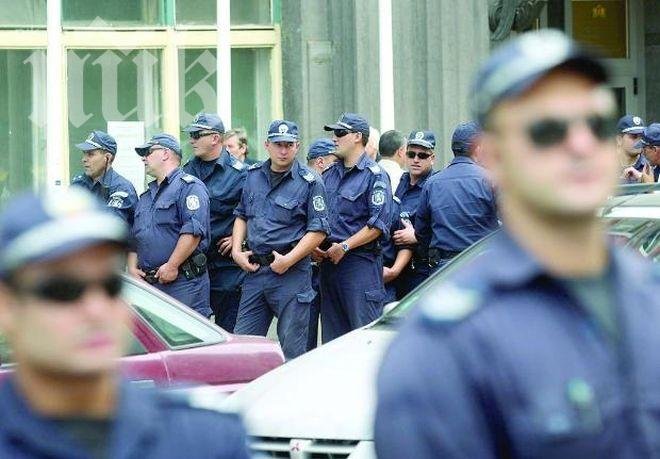 Пребитият от полицаи се оказа гадже на майката на единия от тях