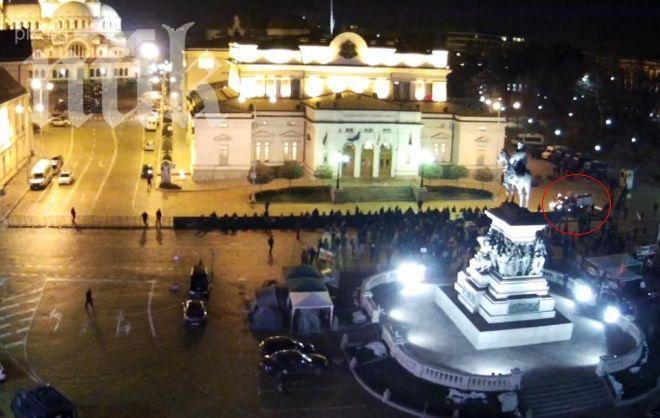 Горят кофи за боклук пред парламента, пожарната се задейства