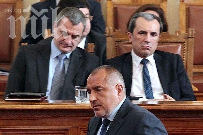 Посрещнаха с Оставка премиера Орешарски в пленарната зала