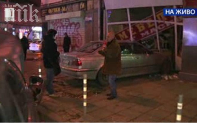 Кола влетя в магазин в центъра на София и помете трима пешеходци! (обновена + снимки)