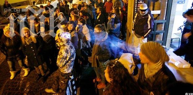 Панаир пред Военния клуб! Ранобудните искат да влязат при Орешарски