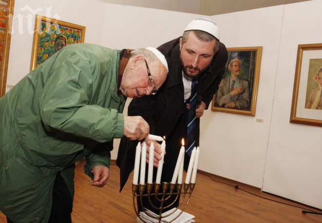 Елитът на Бургас почете еврейската Ханука 