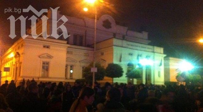 Пожарната гаси горящите казани пред парламента, студентите я освиркват