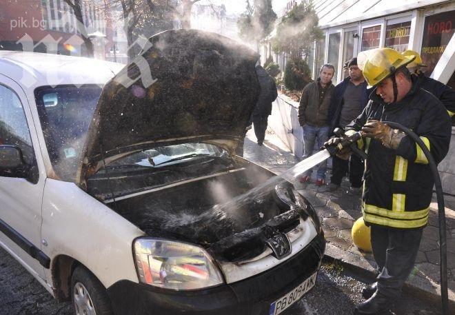 Кола пламна преди час пред данъчното в Хасково