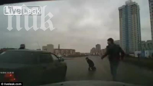 Това видео ще ви разтърси! Кола гази пешеходец и го завърта във въздуха! Той оцелява магически!