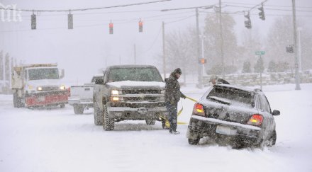 мощна снежна буря скова трафика сащ отменени 2000 полета