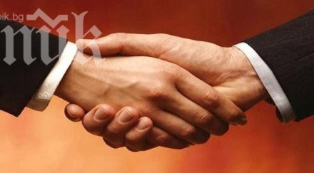 актьори поставиха рекорд гинес ръкостискайки часа