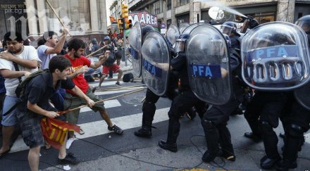 остри сблъсъци протестиращи полиция аржентина