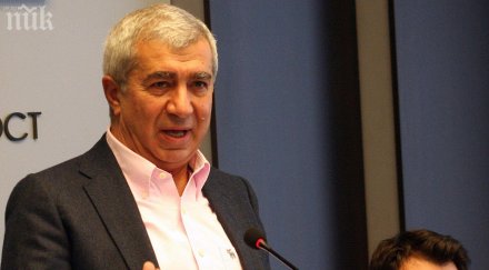 бивш разузнавач журналист спаси откраднатия грифон паметника апостола