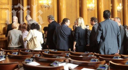 цирк миков нареди ръчно преброяване депутатите герб изнасят талази