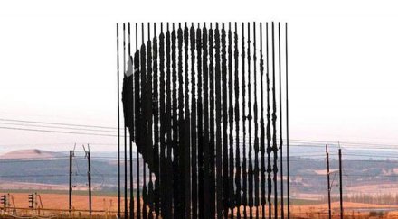 огромна скулптура отдава почит мандела снимка