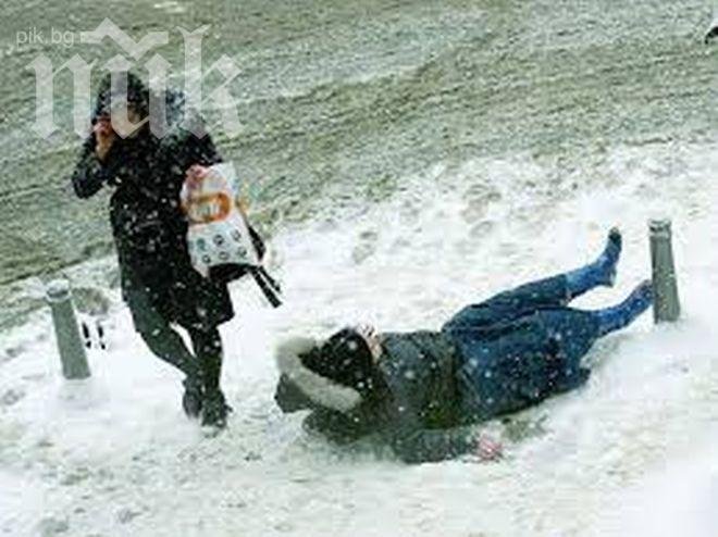 Адска ледена пързалка в София! 50 в Пирогов със счупени ръце и крака