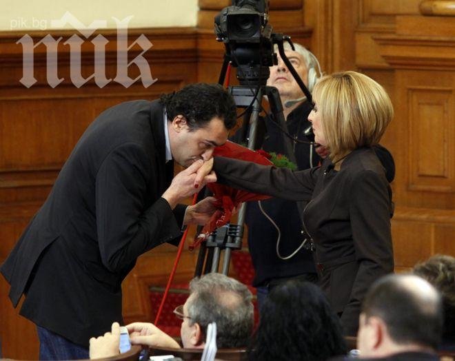 Депутат от ГЕРБ оплю Мая Манолова, след което й поднесе цветя и я целуна