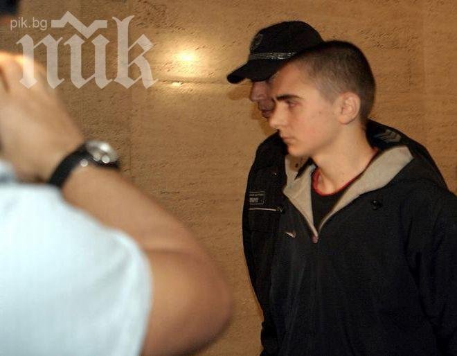 Перник трепери - момчето, което разфасова съученик, се разхожда свободно из града