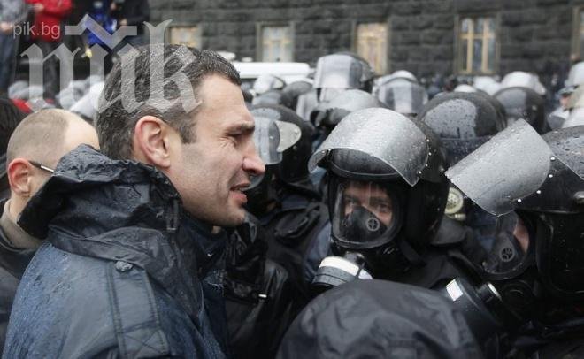 200 000 души на протеста в Киев, Кличко иска да са 1 млн. 