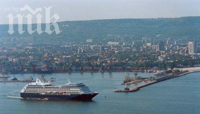 Силен вятър затвори пристанищата във Варна и Бургас