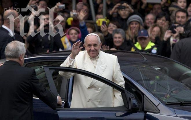 Папата се помоли за бедните и болните в скъпарски квартал в Рим