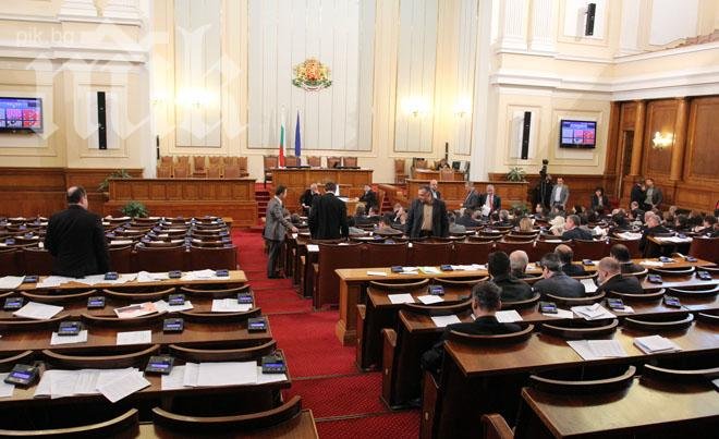 Депутатите пак не успяха да приемат бюджета, събират се извънредно в понеделник