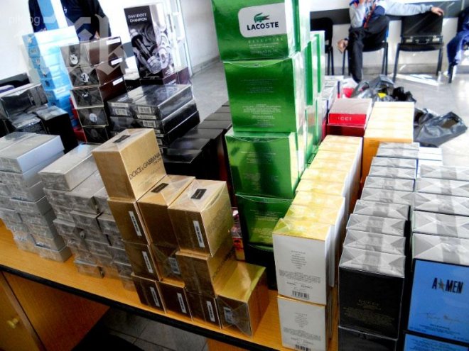 Измами за стотици левове! Менте парфюми на Армани, Версаче и Диор пробутват в магазините преди Коледа!