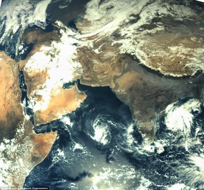 Тези фотоси ще спрат дъха ви! Вижте как изглеждат световни природни забележителности от Космоса (снимки)