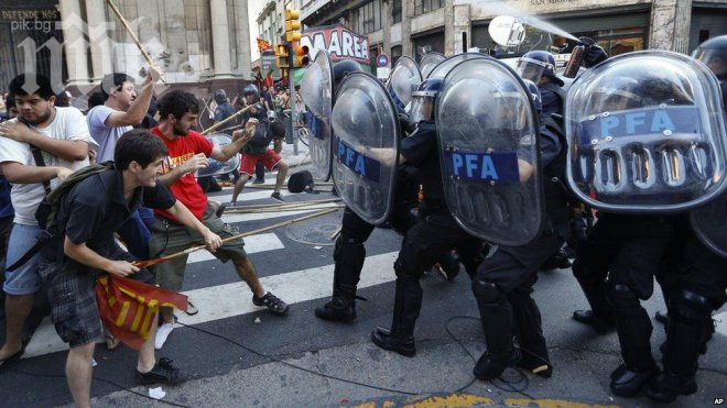 Остри сблъсъци между протестиращи и полиция в Аржентина