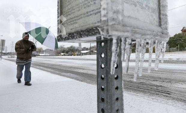 Мощна снежна буря в САЩ! Самолетите са парализирани, стотици хиляди са без ток!
