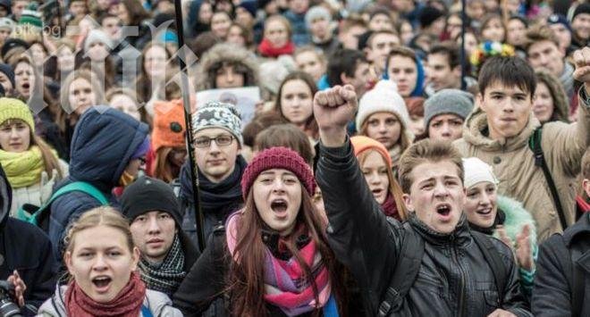 Протести пред пет телевизионни канала се провеждат в Киев