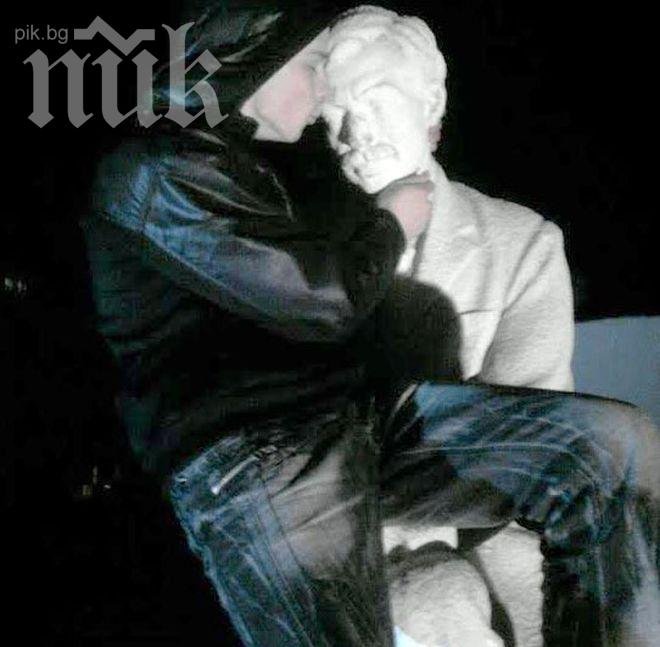 Младеж се изгаври с Пейо Яворов