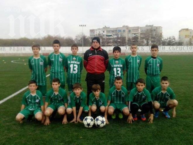 Бойко дари екипи на децата на Локо Пд (Снимка)