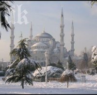 Червен код в Истанбул! Сняг затрупва мегаполиса