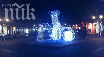 мегагаф общината огромен светещ фалос цъфна насред витошка снимки