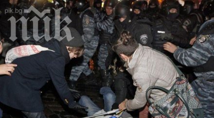 полицаи ранени разчистване площад