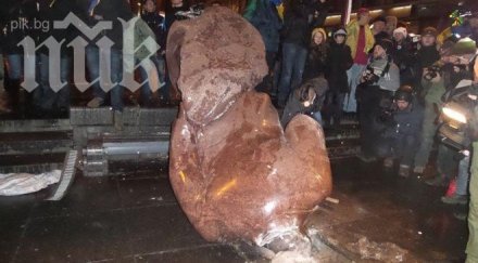 продават съборения паметник ленин нета