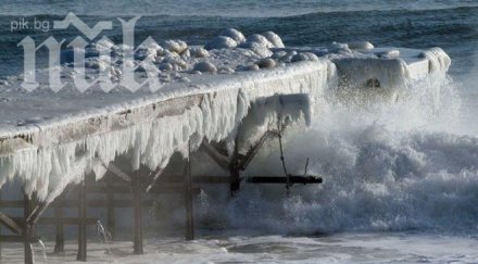 сибирски студ парализира варна вълноломът заледи уникални снимки