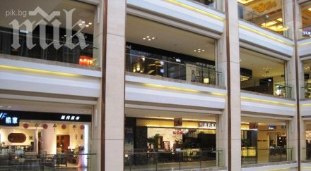 изнервен мъж самоуби мол приятелката поиска посетят един магазин