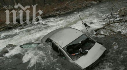 кола полетя метрова вода шофьорът изплува