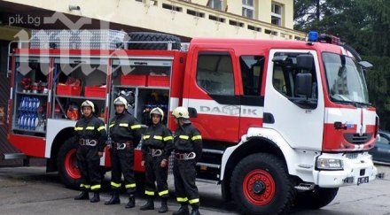 пожарникари събират бояна