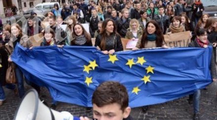 холивудският актьор джордж клуни подкрепи украинските протестиращи видео