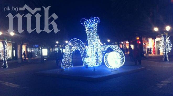 Мегагаф на общината! Огромен светещ фалос цъфна насред Витошка (снимки)