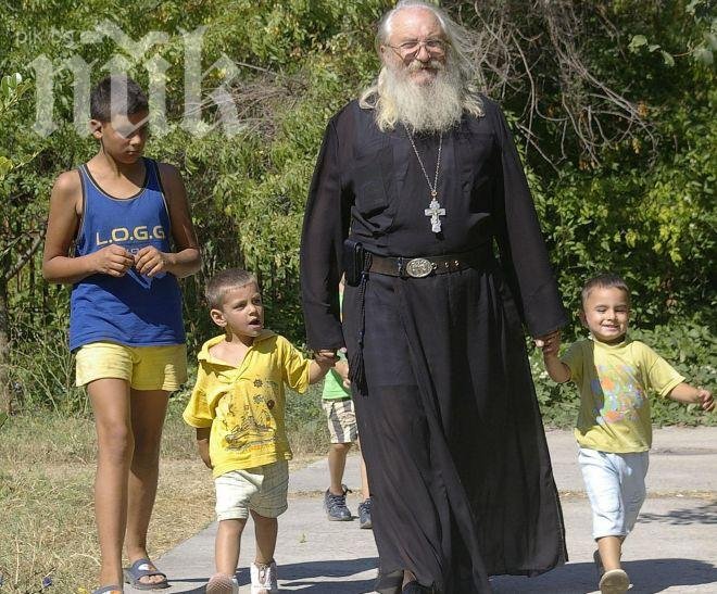 Отец Иван: Лоши хора от Нови хан ме нападат
