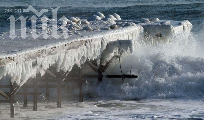 Сибирски студ парализира Варна! Вълноломът се заледи (уникални снимки)