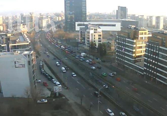 Задръстване в София, градският транспорт закъснява