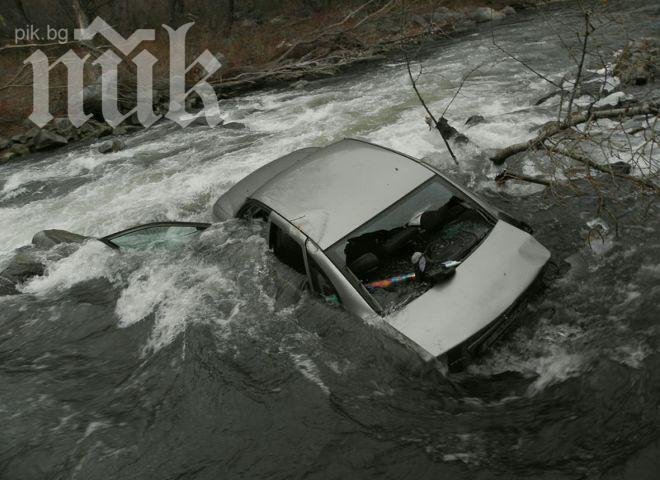 Кола полетя в 6-метрова вода, шофьорът изплува