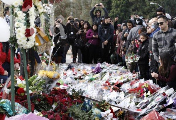 10 000 души плакаха на мястото, където загина Пол Уокър (снимки)