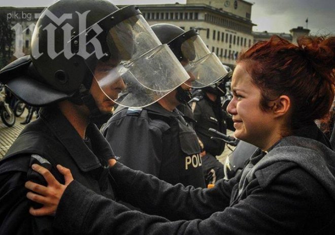 Тормозят Деси от снимката с полицая. Разпитват нея и баща й!