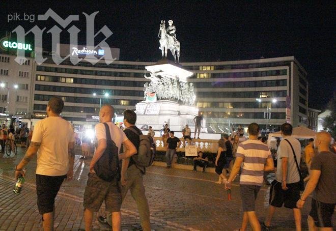 100 души протестират пред НС