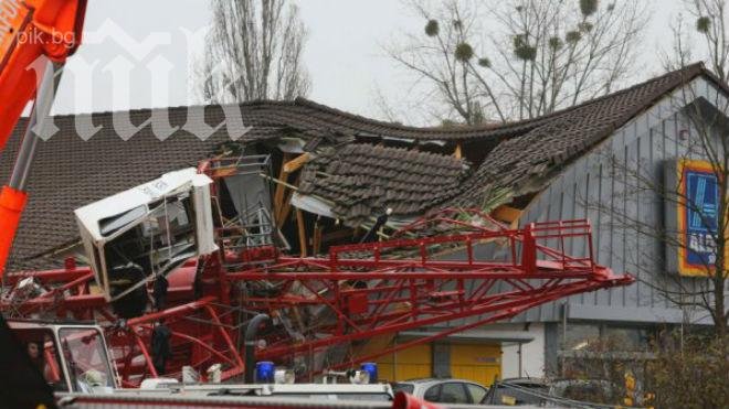 Кран се срути върху супермаркет в Германия, има загинали! (снимки)
