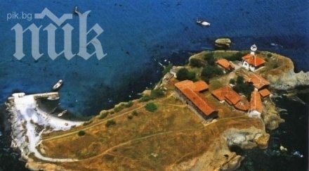 300 нашенци натискат директор остров