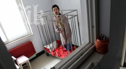 майка затвори клетка детето години видео