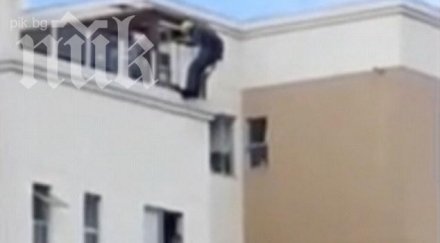 видеото шокира всички самоубиец плаши скочи етаж командос спира въздуха